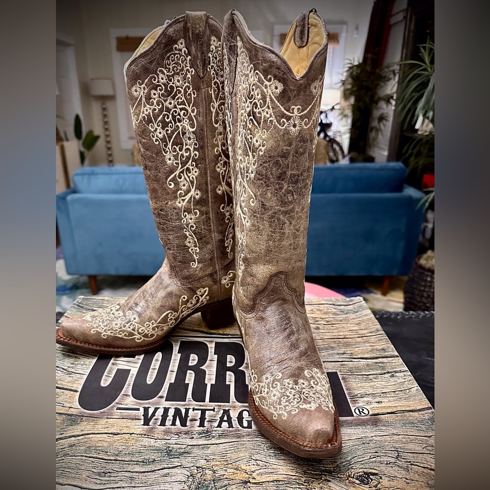 Corral Distressed Brown Embroidered Boots